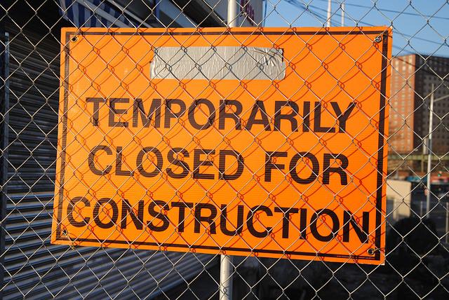 A picture of a construction site sign.